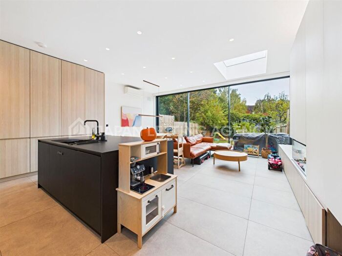 6 Bedroom Semi-detached House To Rent In Boileau Road, Acton, W5
