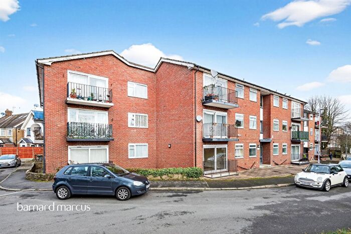 2 Bedroom Flat For Sale In Wickham Close, New Malden, KT3
