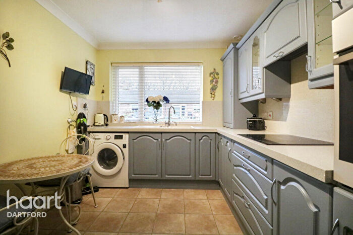 1 Bedroom Semi-Detached Bungalow For Sale In Gorringe Avenue, Dartford, DA4