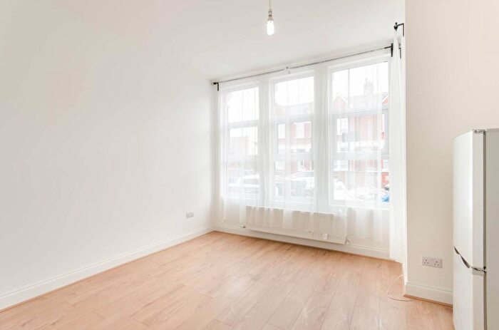 3 Bedroom Flat To Rent In Larch Road, Cricklewood, London, NW2