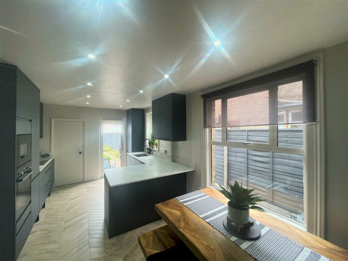 2 Bedroom Flat To Rent In Cavendish Road, SW12