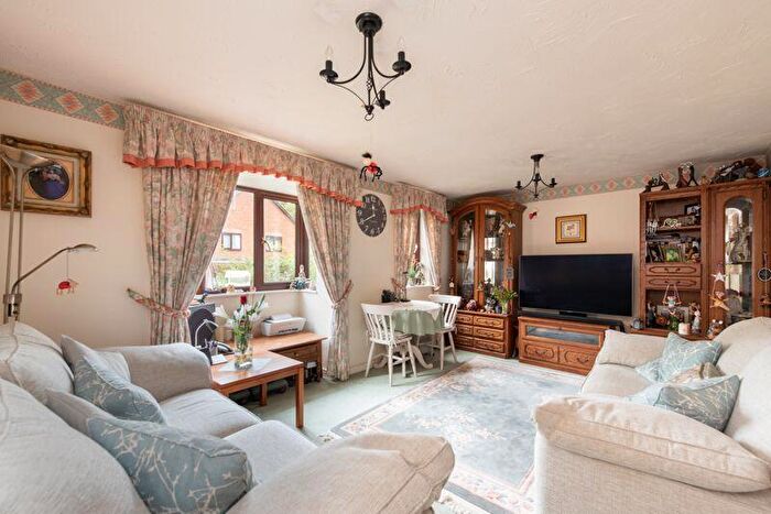 2 Bedroom Flat For Sale In Dalrymple Close, London, N14
