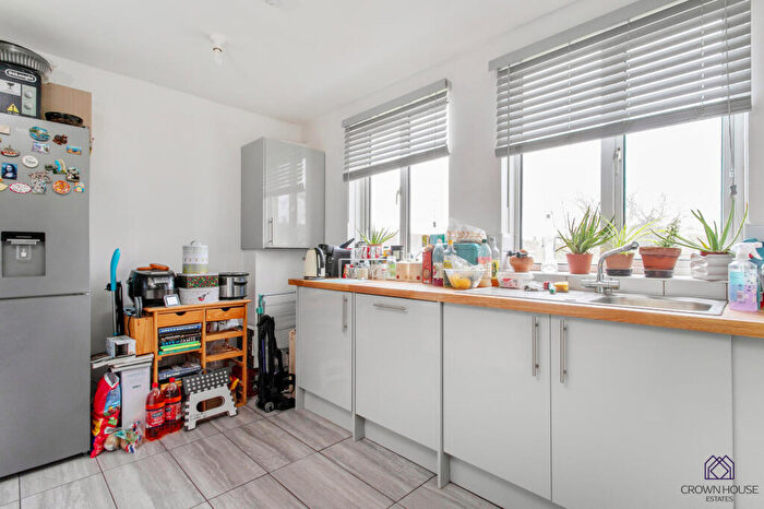 2 Bedroom Flat For Sale In Days Mead, Hatfield, Hertfordshire, AL10
