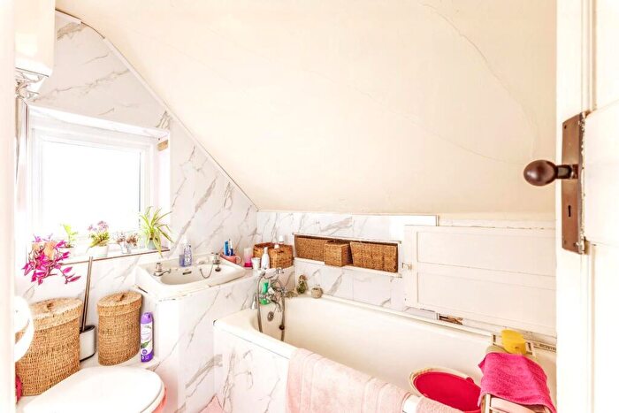 3 Bedroom Detached House For Sale In Banbury Road, Stratford-Upon-Avon, CV37