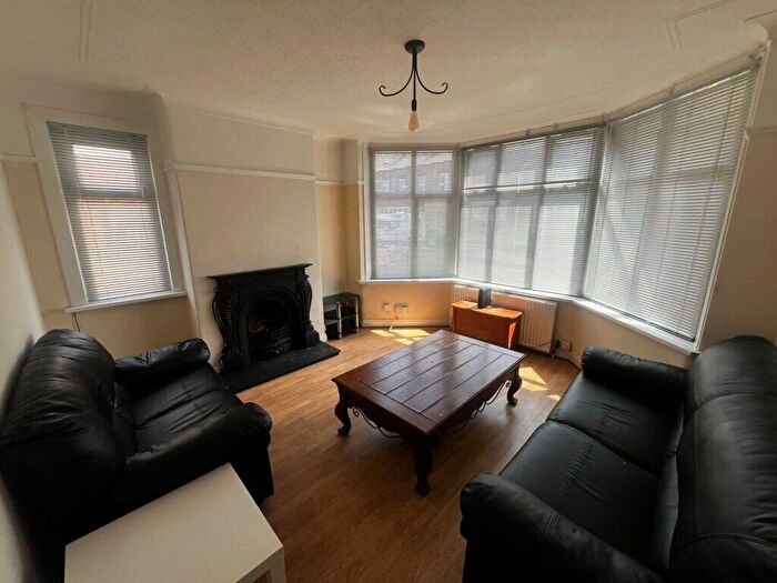 3 Bedroom Semi-Detached House To Rent In Newport Mount, Headingley, Leeds, LS6