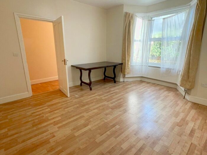 1 Bedroom Flat To Rent In Powerscroft Road, Hackney, E5