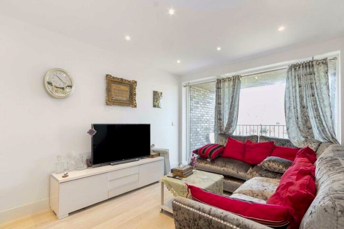 2 Bedroom Flat To Rent In Lakeside Drive, Park Royal, NW10