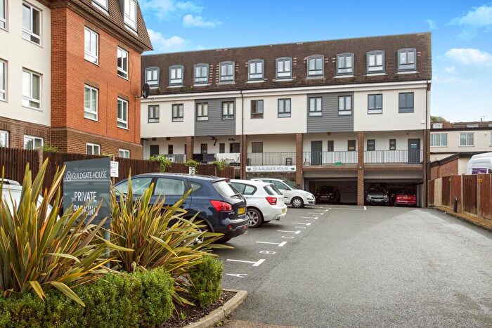 1 Bedroom Flat To Rent In High Street, Crowthorne, Berkshire, RG45