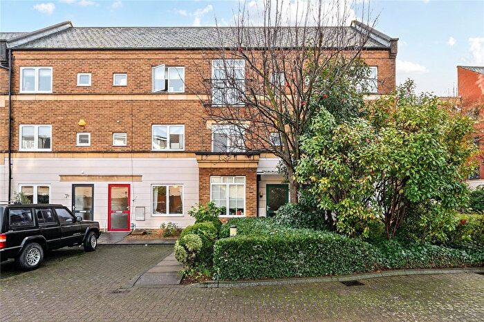 3 Bedroom Detached House For Sale In Freeman Court, Tollington Way, London, N7