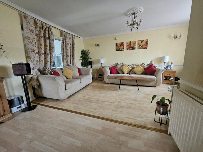 4 Bedroom Semi-Detached House To Rent In Oak Avenue, West Drayton, UB7