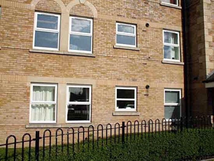 2 Bedroom Flat To Rent In Cobham Close, Enfield, EN1