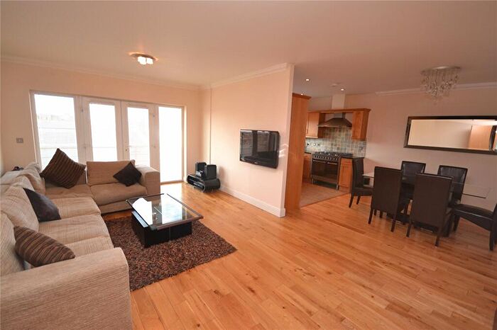 2 Bedroom Apartment To Rent In Hartnell Court, Ballards Lane, Finchley Central, London, N3