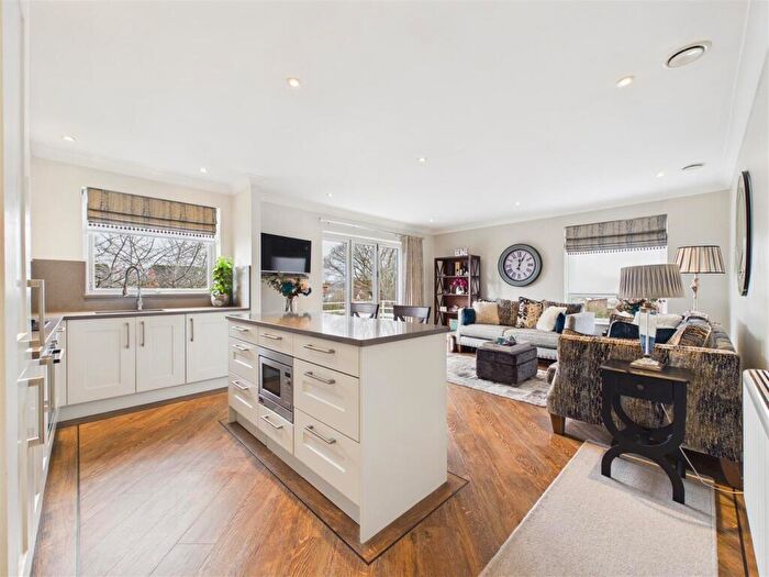 2 Bedroom Apartment For Sale In Padua, Warwick Court, Stratford-Upon-Avon, CV37