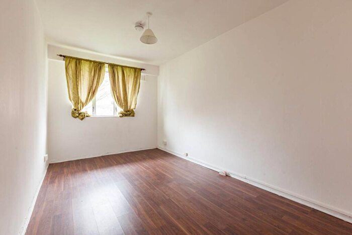 1 Bedroom Flat To Rent In Mile End Road, Whitechapel, London, E1