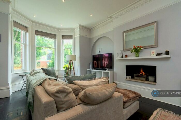 2 Bedroom Flat To Rent In Claremont Gardens, Surbiton, KT6