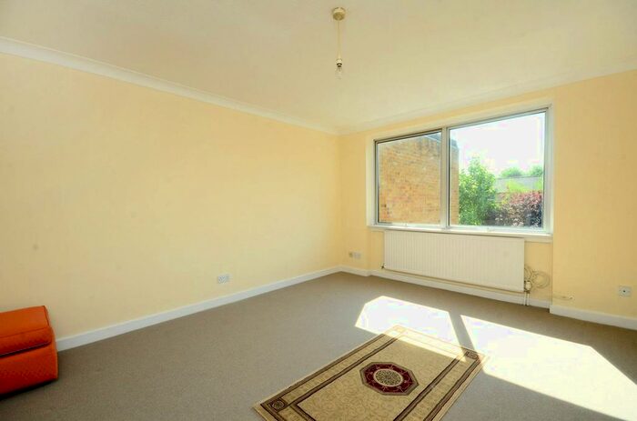 2 Bedroom Flat To Rent In Gipsy Lane, West Putney, London, SW15