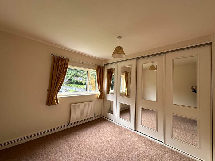 2 Bedroom Flat For Sale In Ferndale Close, Tunbridge Wells, Kent, TN2