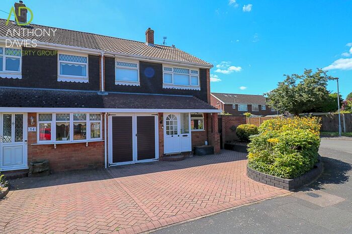 3 Bedroom Semi-Detached House To Rent In Ranworth Avenue, Hoddesdon, EN11