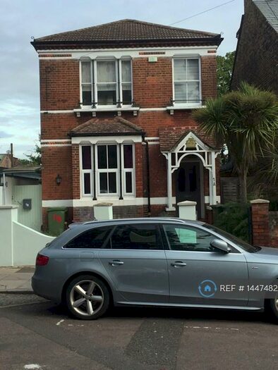 4 Bedroom Maisonette To Rent In Station Road, Hampton Wick, Middx, KT1