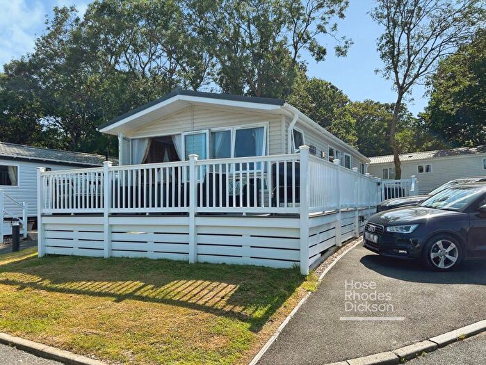 2 Bedroom Park Home For Sale In Thorness Lane, Cowes, Isle Of Wight, PO31