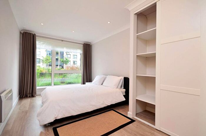 2 Bedroom Flat To Rent In Boardwalk Place, Canary Wharf, London, E14