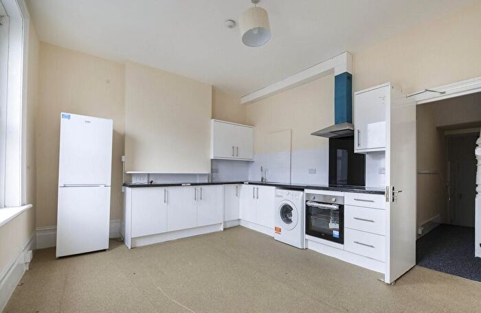 5 Bedroom Flat To Rent In High Street North, Manor Park, E12