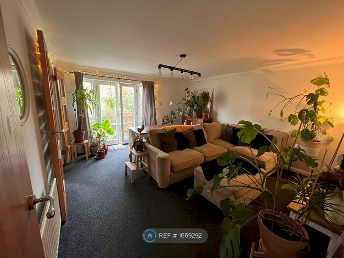 2 Bedroom Flat To Rent In Green Lanes, London, N4