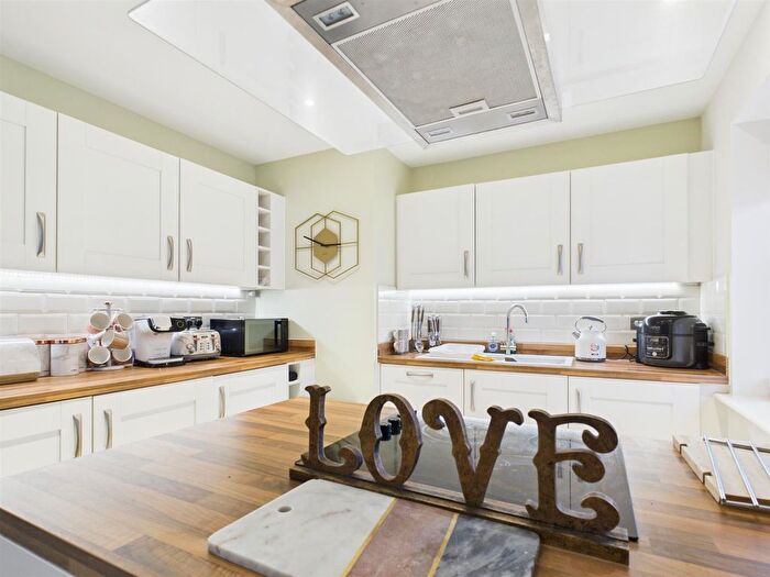 2 Bedroom Flat For Sale In Ferrymen Drive, Rowhedge, Colchester, CO5