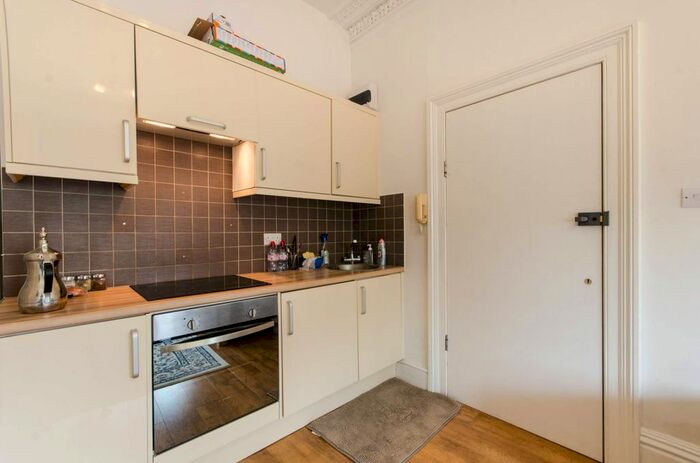 1 Bedroom Flat To Rent In Thornton Hill, Wimbledon, London, SW19