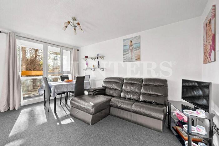 1 Bedroom Flat For Sale In Lomond Close, London, N15