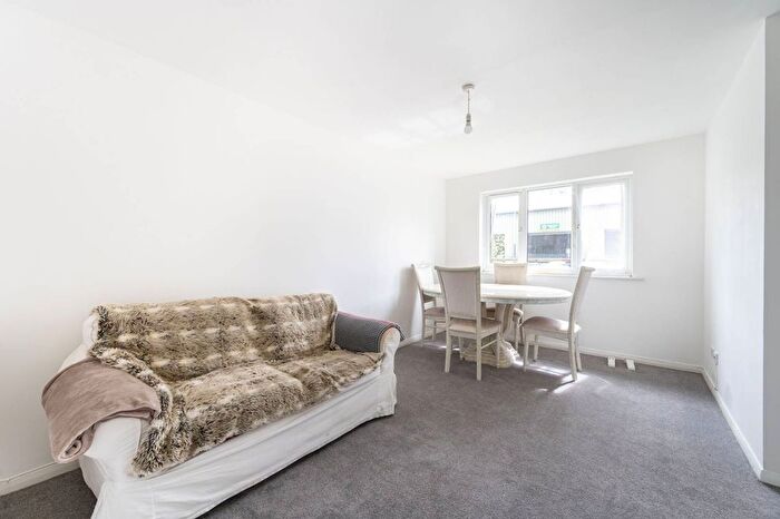 1 Bedroom Flat For Sale In Trenmar Gardens, Kensal Green, London, NW10