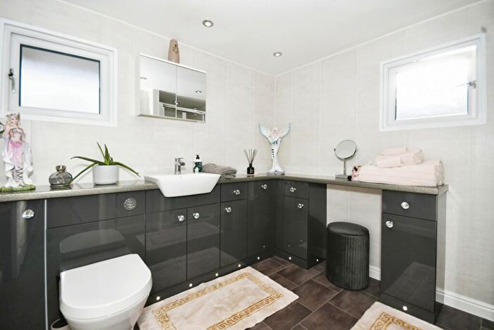 2 Bedroom Bungalow For Sale In Sunningdale Park, Chesterfield, Derbyshire, S42