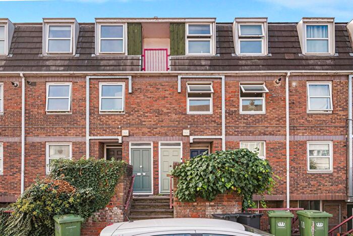 2 Bedroom Maisonette For Sale In Reginald Road, London, SE8