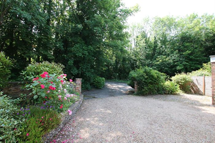 4 Bedroom Detached House For Sale In Ermyn Way, Leatherhead, KT22