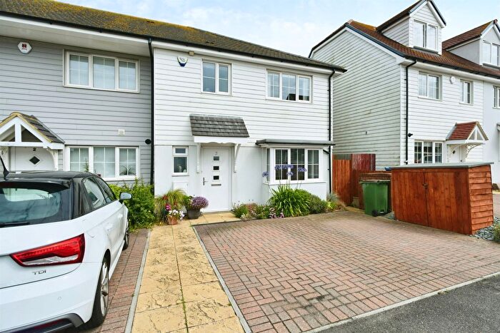3 Bedroom End Of Terrace House For Sale In Friars Close, Peacehaven, BN10