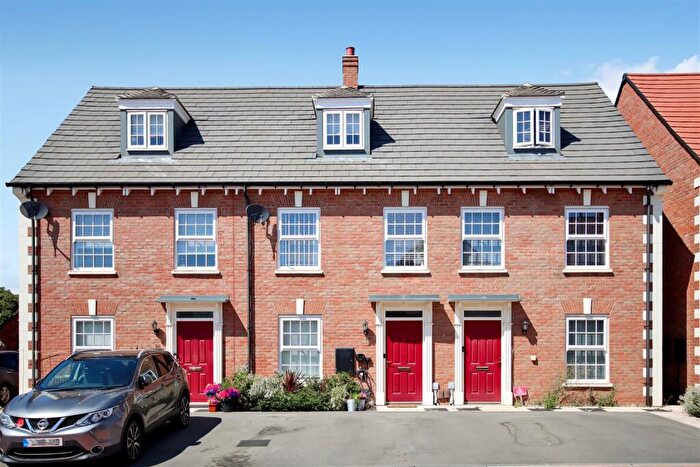 3 Bedroom Terraced House For Sale In Sandpiper Close, Rushden, NN10