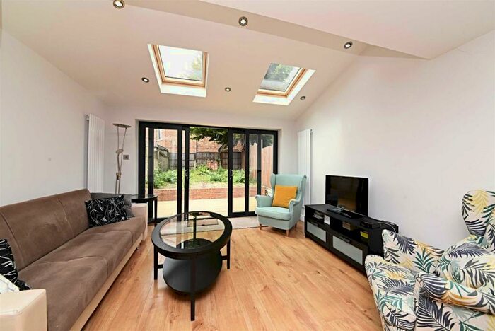 3 Bedroom Terraced House To Rent In Long Lane, Finchley, N3