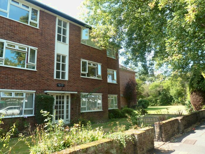 2 Bedroom Flat To Rent In Oak Hill Road, Surbiton, KT6