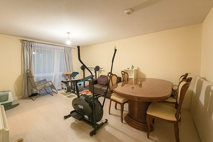 2 Bedroom Flat To Rent In Dellow Close, Ilford, IG2