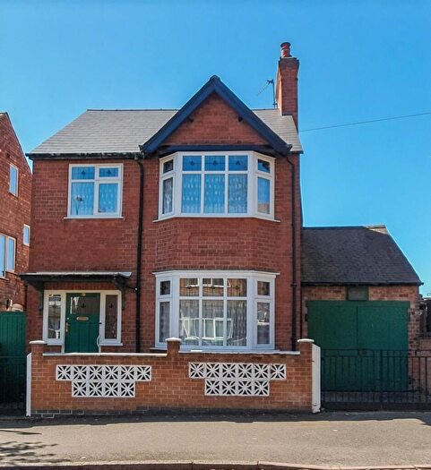 3 Bedroom Detached House For Sale In Harrington Drive, Nottingham, NG7