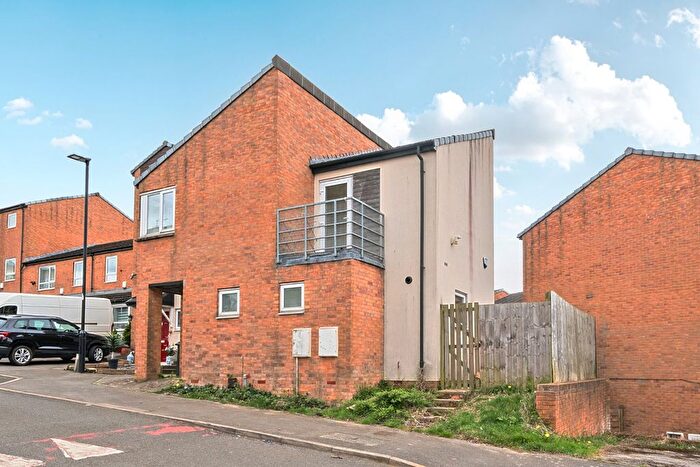 3 Bedroom Detached House For Sale In Kenninghall View, Sheffield, S2