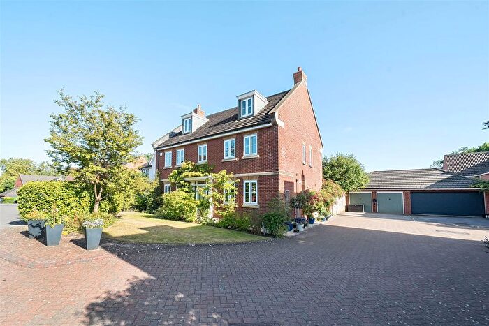5 Bedroom Detached House For Sale In Fruitfields Close, Devizes, SN10