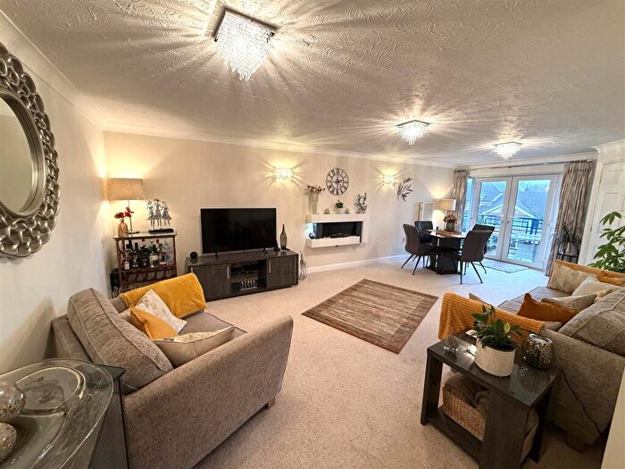 2 Bedroom Apartment For Sale In Kings Road, Lytham St. Annes, FY8