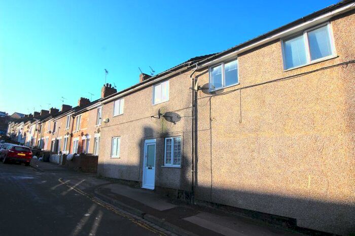 1 Bedroom Flat To Rent In Property Reference - One Bed Studio Flat, Crombey Street, Town Centre, SN1