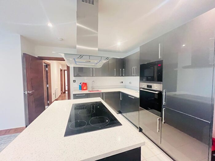 3 Bedroom Flat To Rent In Scarbrook Road, Croydon, CR0