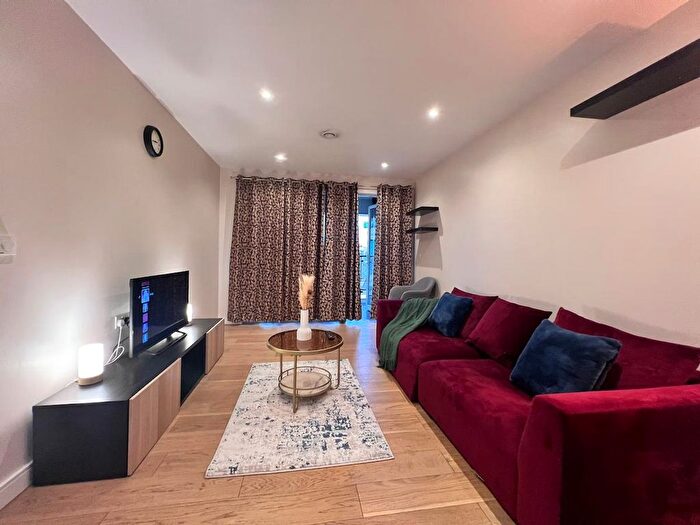 3 Bedroom Flat To Rent In Stratford, E15
