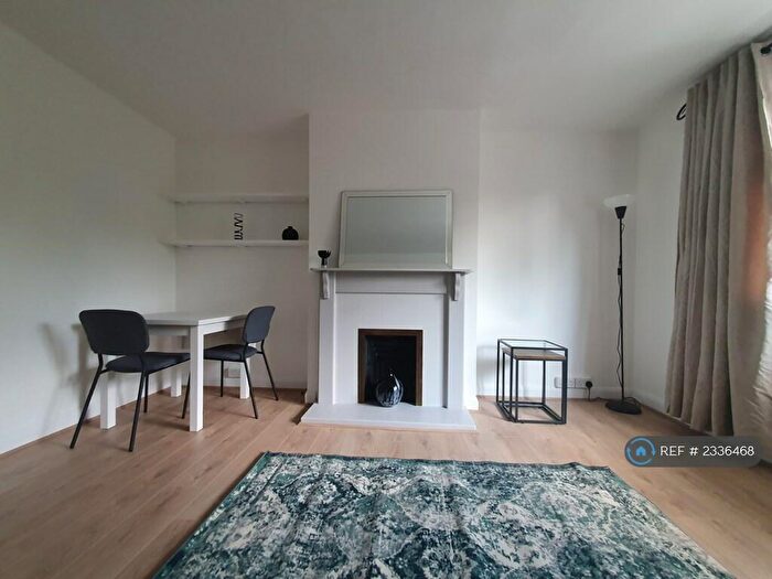 2 Bedroom Flat To Rent In River Road, Taplow, SL6