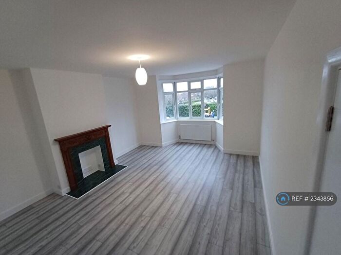 2 Bedroom Flat To Rent In Oakwood Parade, London, N14