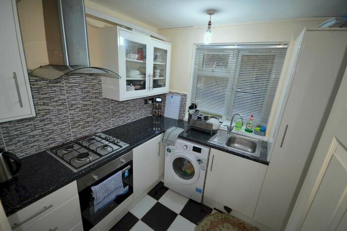 2 Bedroom Flat To Rent In Addison Way, Hayes, UB3