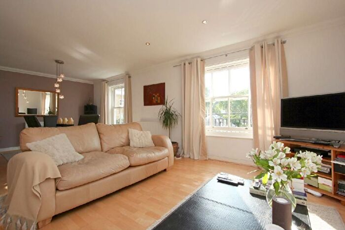 3 Bedroom Flat To Rent In Brockham Street, London, SE1